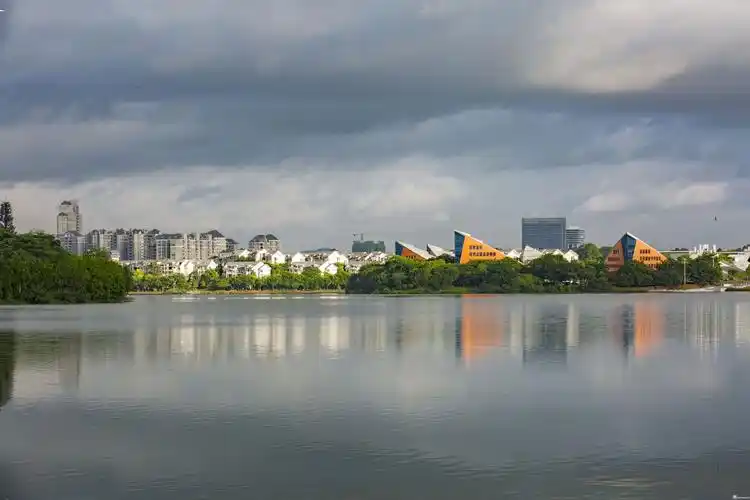 松山湖初夏,景色宜人,人们休闲好去处