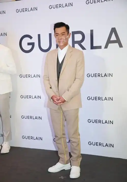 古天乐有了"大叔"的气质,但穿西装还挺个性的,配马甲好有风度