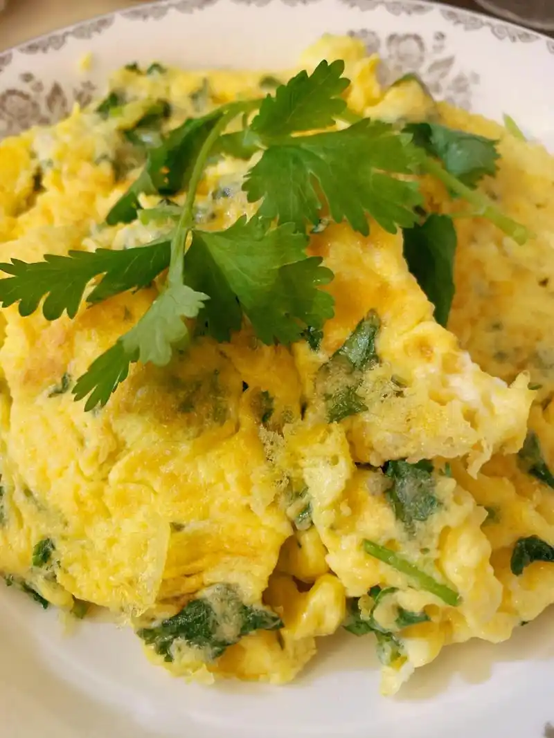 原来鹅蛋有此功效 香菜炒鹅蛋 用新鲜的鹅蛋炒香菜,含有大量的卵磷脂