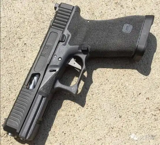 设计格洛克34是比赛型手枪,装有改良过的套筒,减轻扳机扣力至2 公斤