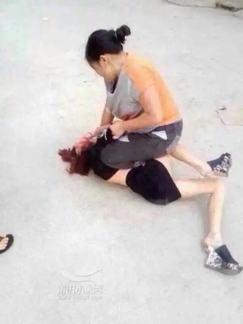 原配当街扒衣服暴打小三,看起来伸张正义,但实际是滥用私刑!