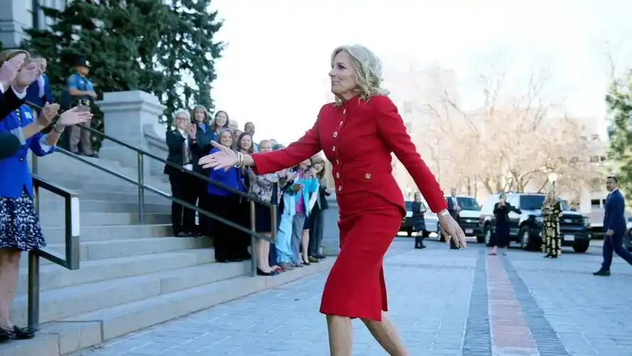 吉尔拜登现身丹佛,穿包臀裙,踩细高跟大秀身材,是真的不服老啊_时尚