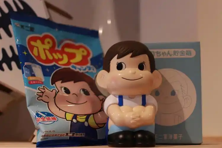 不二家是日本知名糖果品牌,不管是奶糖还是作为不二家代表形象的peko