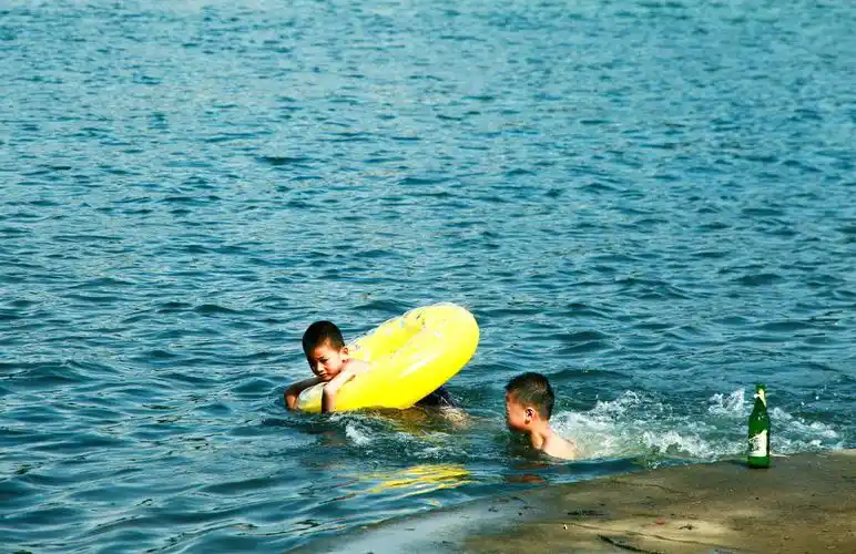 戏水少年与啤酒 br /> 桂林 2012.