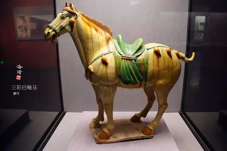 文物介绍——唐三彩马