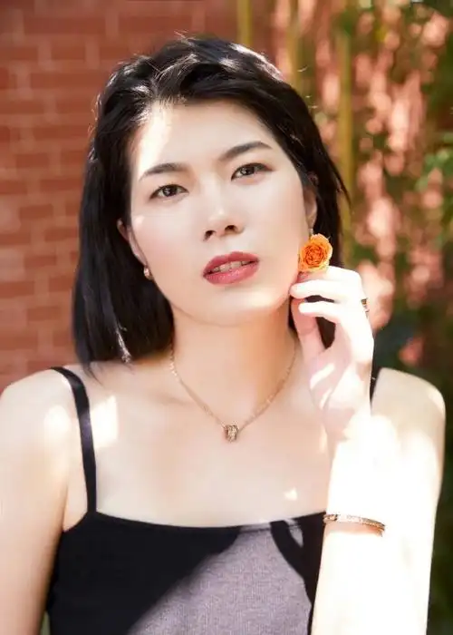 杨笠首登vogue九月刊