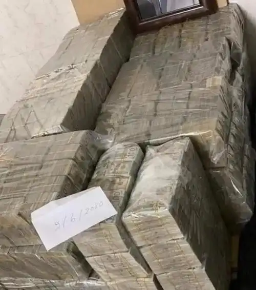 这一堆得有几千万美元吧?俄叙刚刚完成剿灭,对外展示"战利品"