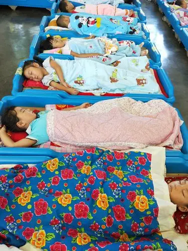 我们大二班的宝贝儿们 ,开始了幼儿园第一周的快乐时光!