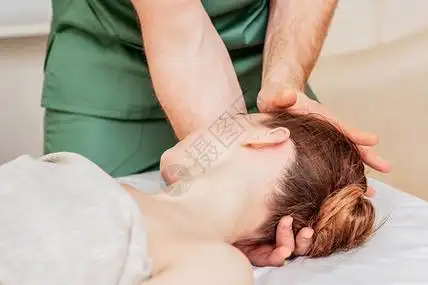 福利关闭接受按摩治疗师亲手头部按背景