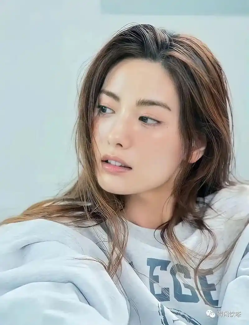 世界第一美女林珍娜有着一双109cm的大长腿32岁的她状态极好充满成熟