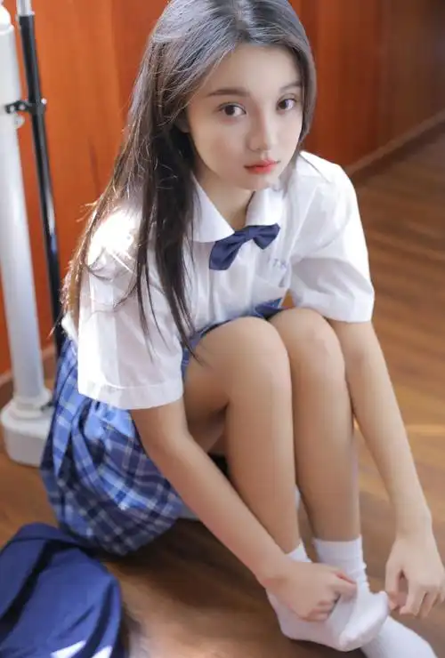 高颜值美女校花校园制服写真图片