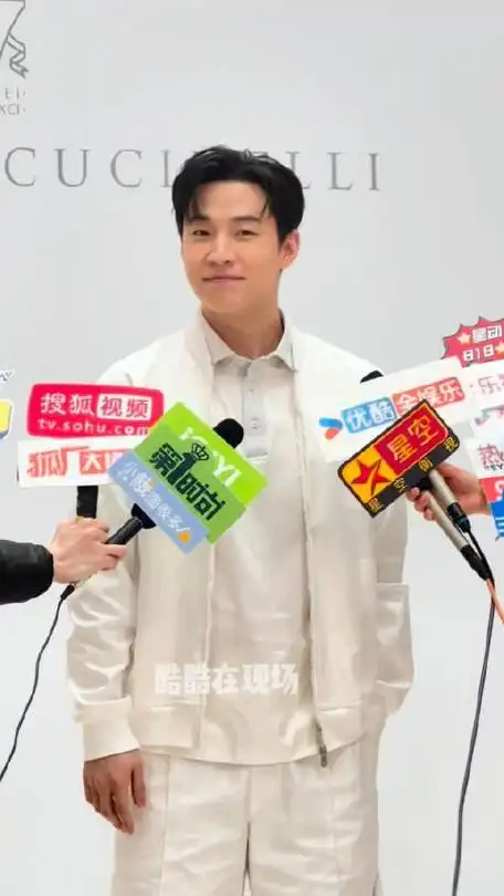 刘宪华今日在上海以白的短裤造型出席活动