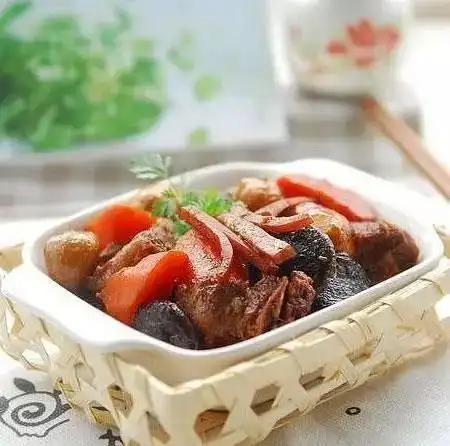 美食推荐: 馋嘴蹄花, 豉油鸡, 墨鱼烧排骨, 干煸肘子