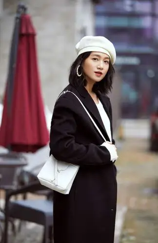 美女艺人朱丹简约休闲时尚街拍