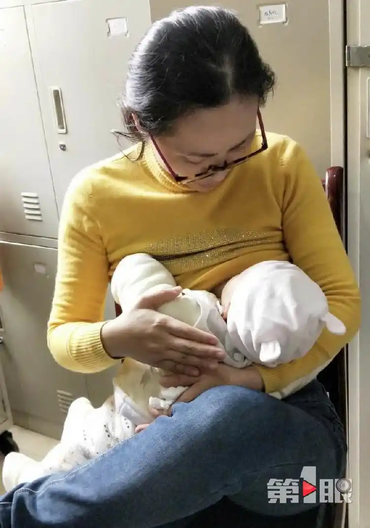 暖心!女医生为患者宝宝哺乳