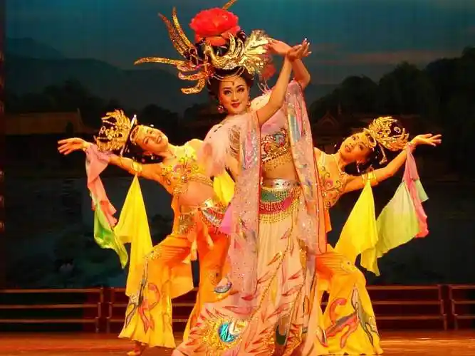 受过良好的教育,饱读诗书且精通音律,霓裳羽衣曲居传就是杨玉环所作