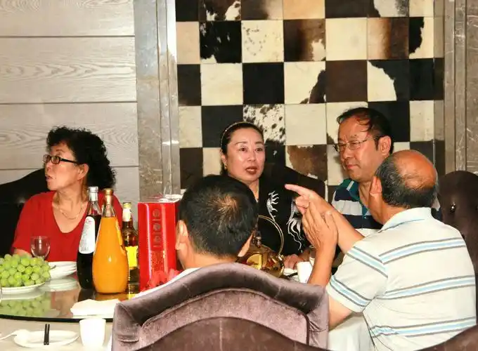 张家口市第四中学75届高中16班同学聚会一一青山在,人未老,同学情正浓