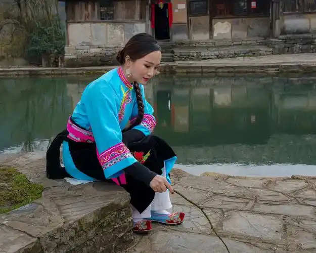 再觅小芳 写美篇"村里有个姑娘叫小芳,长得好看又善良,一双美丽的大