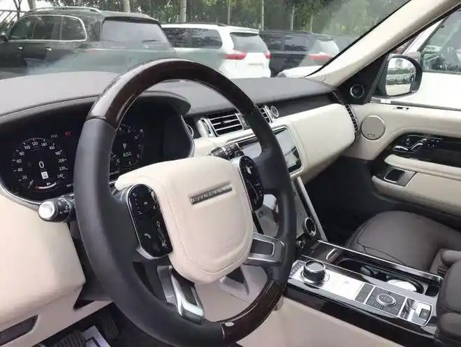 21款路虎揽胜行政版进气格栅部分也同样启用了金属网格造型,方正硬朗