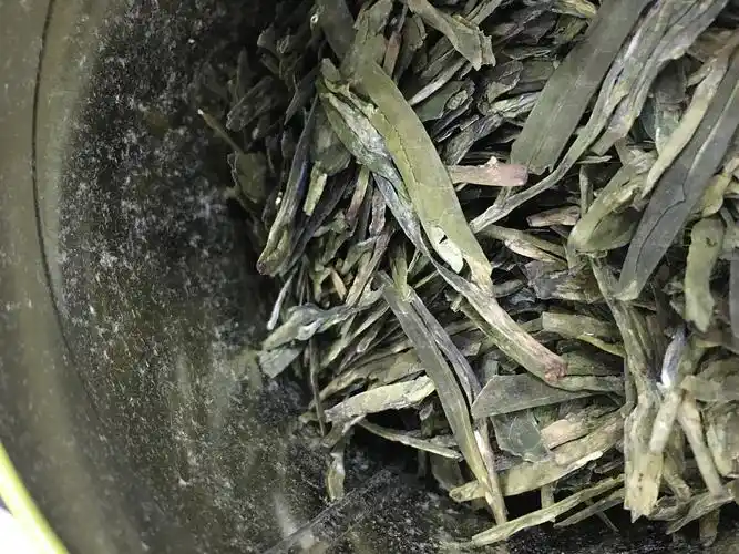 2017-12-01 [店长回复]:您好,应该是龙井的茶毫,如果发霉的话都会有