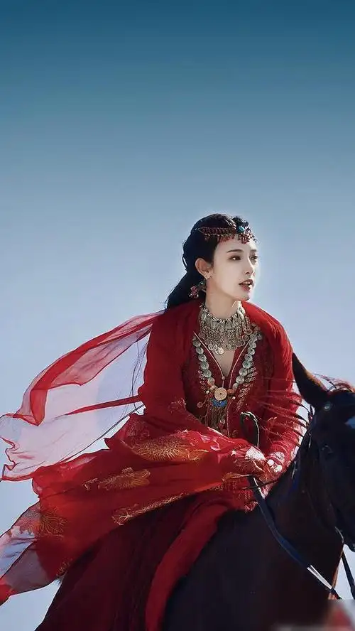 《东宫》"小枫"彭小苒红衣造型欣赏,每一张都是盛世美颜啊!