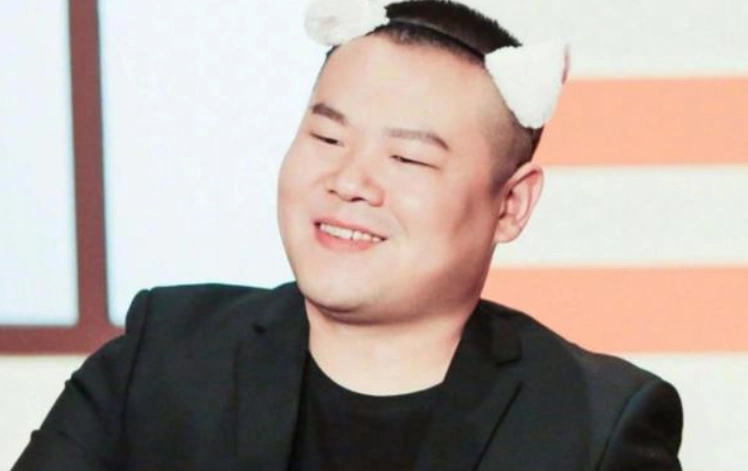 原创岳云鹏带全家出海游玩!母亲头发花白笑容灿烂,10岁女儿腿长瞩目