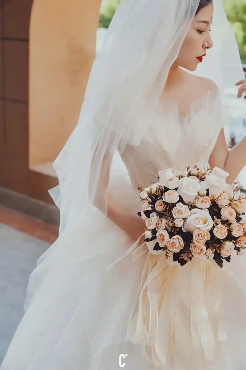 最美婚纱礼服 #守护你的假日时光 #婚礼照片 - 抖音