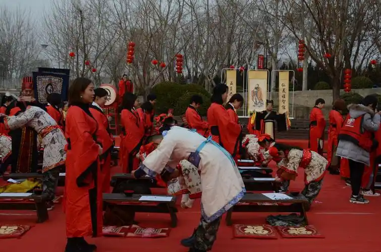 1月28日下午,在汾河公园偶遇临汾国学馆的学子,由家长陪同按汉代礼仪