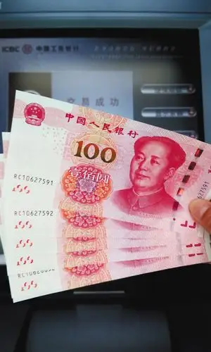 新版100元人民币在台州不少商家"吃了闭门羹"