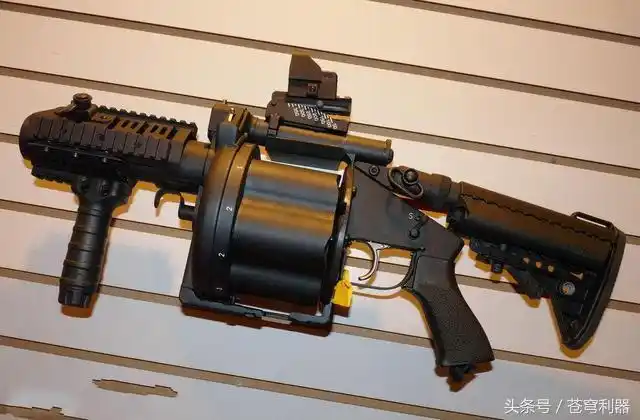 据研制人员介绍,一名手持mgl-140榴弹发射器的士兵可在一秒钟内使用40