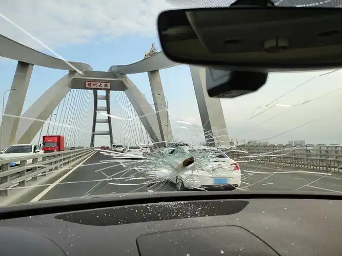 男子开车途经明州大桥 突然一根钢筋扎穿挡风玻璃