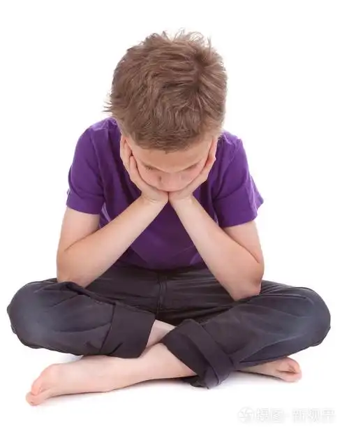 悲伤的男孩低垂着头