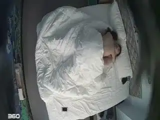 情趣酒店水滴摄像头tp幸福屌丝男被年轻性欲强女友上位骑射爽完各自玩