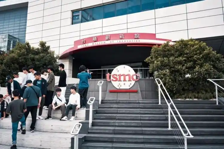 但生活于此的工程师,却在混乱的交通,紧缺的月子中心和高额的房价之中