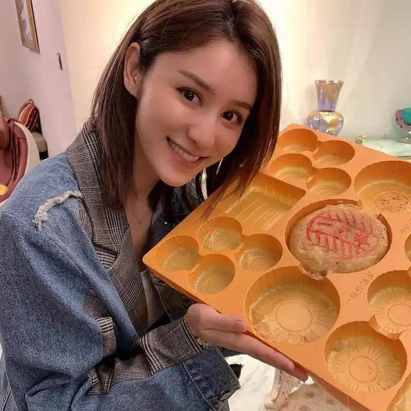 组图:林峯女友张馨月中秋晒美照 家人团聚手捧状元饼笑容甜美