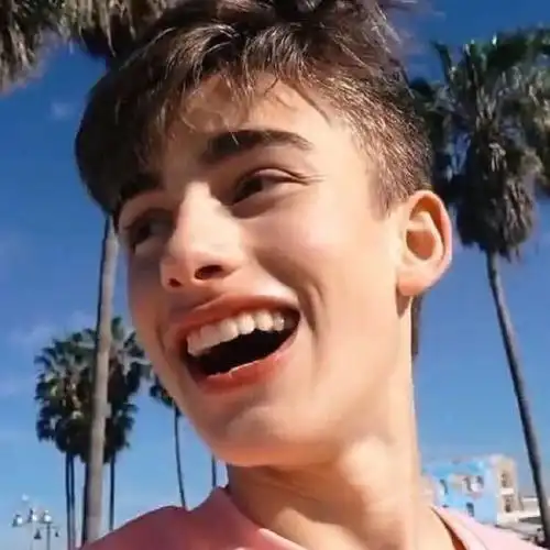 各位知友,有带微笑的头像吗(本人男21岁,单身可撩)谢谢? - 知乎