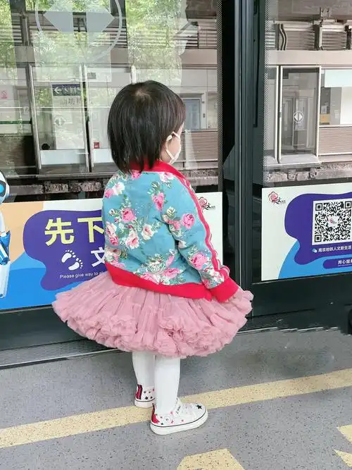 小朋友你再跑裙子要掉喽