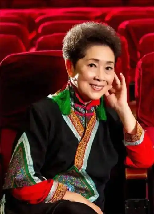 "刘三姐"黄婉秋昨日离世,因"捡漏"成名,与小6岁丈夫先 .