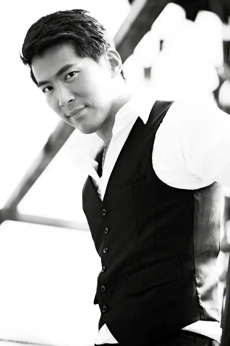 黄少祺随性压铁路展质感型男风采