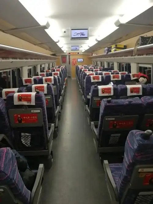 空荡荡的动车车厢