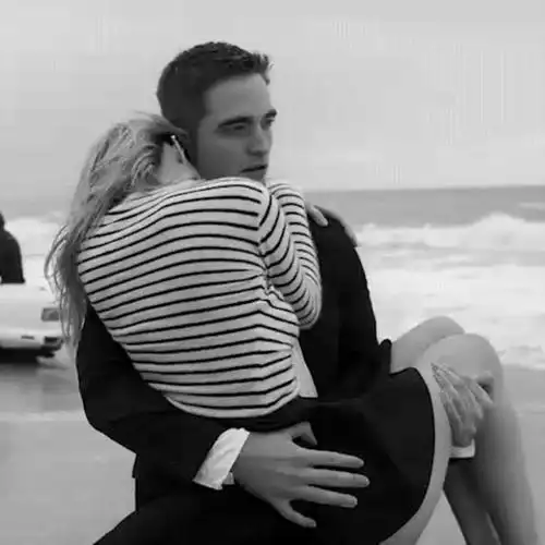 男生喜欢将头埋在女生脖子,女生都喜欢这种抱姿