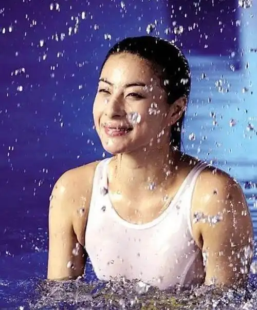 原来霍启刚的父亲早就相中了郭晶晶,其实郭晶晶的脸暗藏奥秘