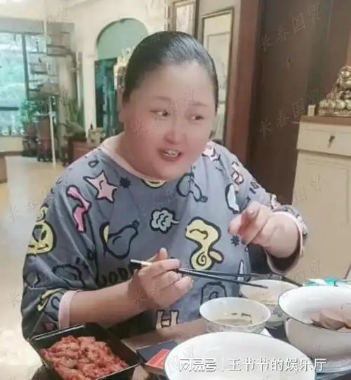 她曾是本山传媒第一美女当红时被开除如今与昔日判若两人