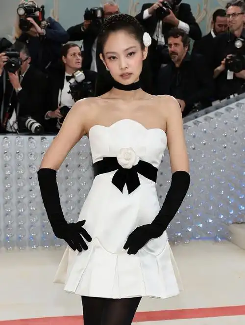 jennie山茶花白裙##jennie复古小白裙造型