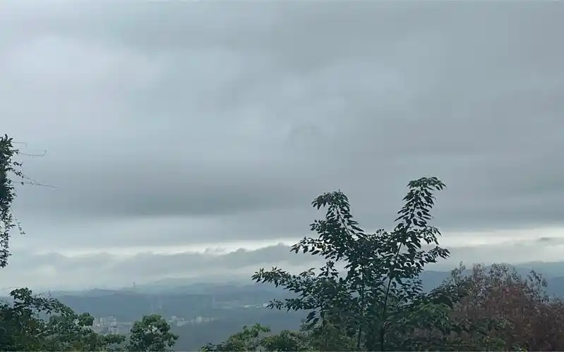 驱电动车30公里来到帽峰山 现在还在山上 不知道下山电动车还在不在