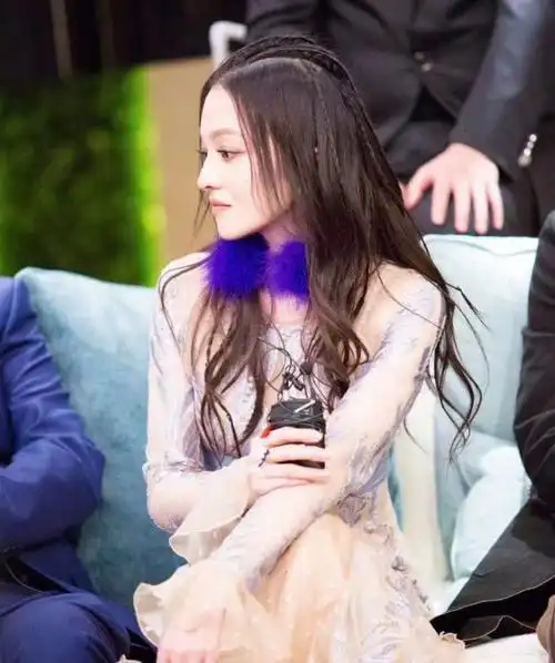 35岁的张韶涵换了新发型,就像芭比娃娃一样,真正的逆生长