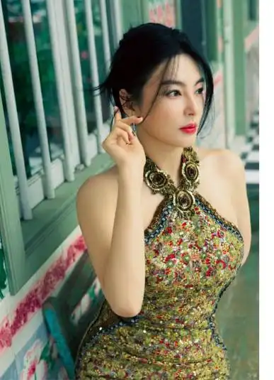 张雨绮身穿碎花吊带裙, 成熟妩媚,女人范十足!