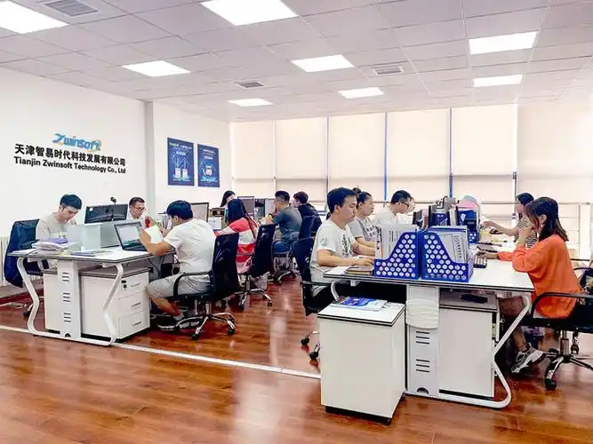 天津智易时代科技发展有限公司员工正在专注工作