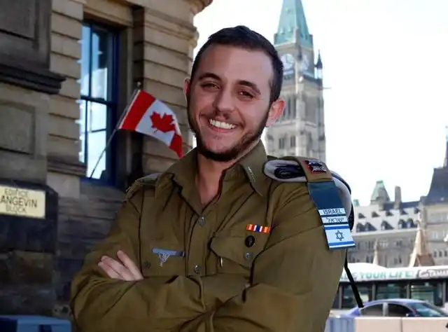 以色列军装左肩有一个布条,这是部队标签,但是很难辨认