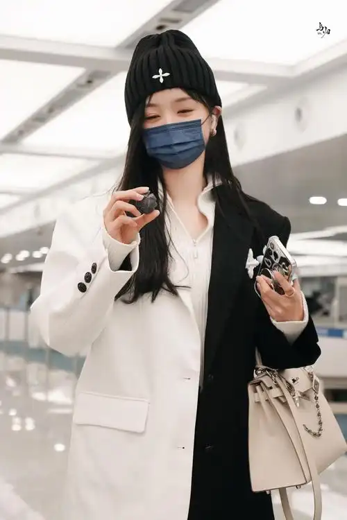 吴宣仪机场出发饭拍黑白拼接西装搭配毛线帽